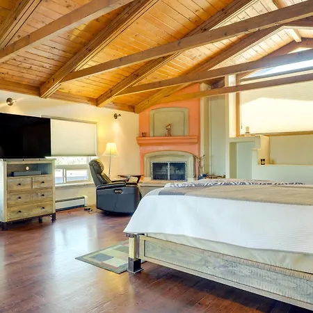 Holiday home Scenic Vacation W/ Views + Hot Tub *