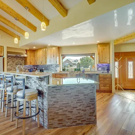 Scenic Vacation W/ Views + Hot Tub Holiday home