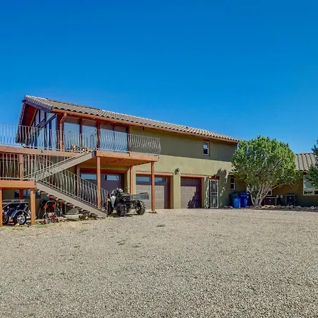 Scenic Vacation W/ Views + Hot Tub