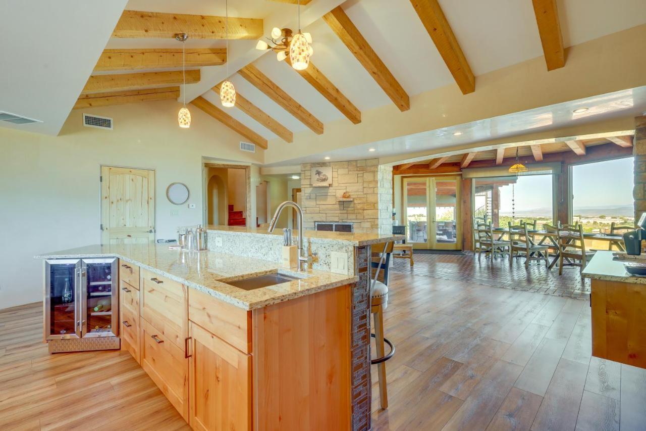 Scenic Vacation With Views And Hot Tub Holiday home *