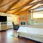Holiday home Scenic Vacation W/ Views + Hot Tub *