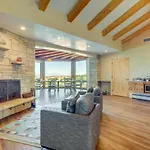 Holiday home Scenic Vacation W/ Views + Hot Tub *