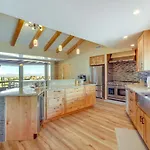 Holiday home Scenic Vacation W/ Views + Hot Tub