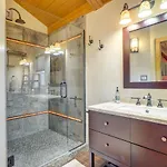 Holiday home Scenic Vacation W/ Views + Hot Tub *