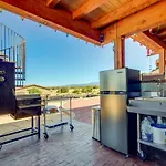 Scenic Vacation W/ Views + Hot Tub Holiday home *