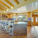 Scenic Vacation W/ Views + Hot Tub Holiday home